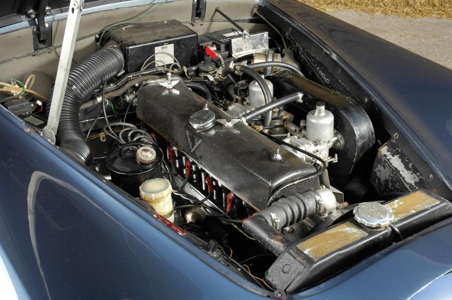 Моторный отсек Alvis TE21 Drophead Coupe 1964 года  (фото 6 из 7)